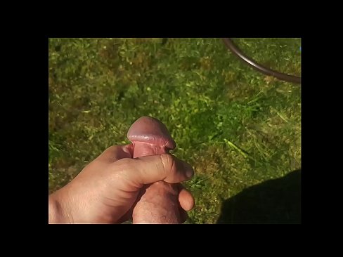 ❤️ Vroča lepotica dobi svojo rožnato pičko, ki jo jebe, in se zraven cmeri s curkom na poletnem vrtu ❤ Sex video na porno sl.ideabuffet.top ❤
